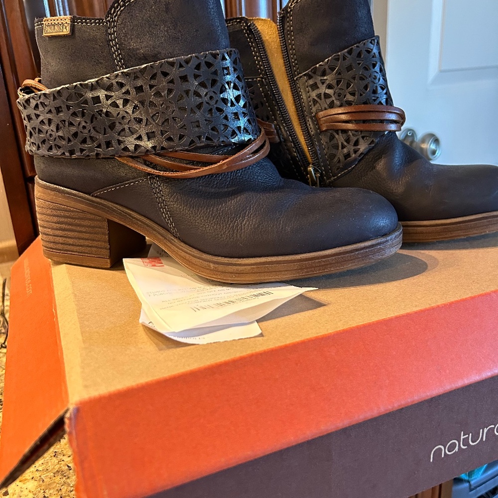 Pikolinos womens booties size 6